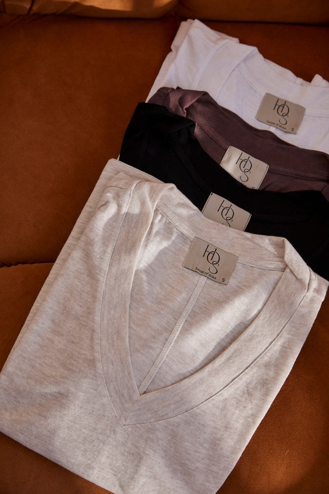 The Essential Linen - V Neck