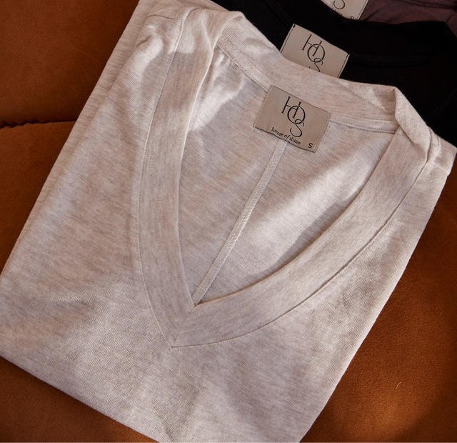 The Essential Linen - V Neck