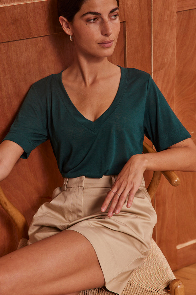 The Essential Linen - V Neck