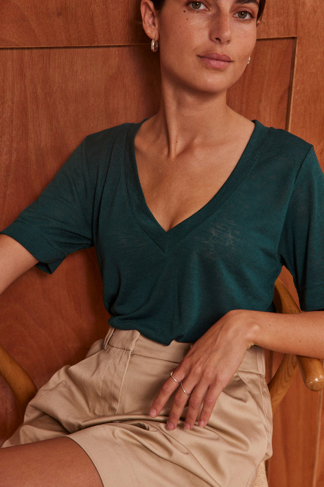 The Essential Linen - V Neck