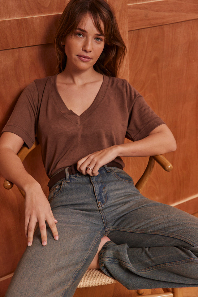 The Essential Linen - V Neck