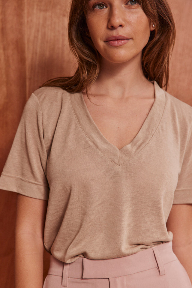 The Essential Linen - V Neck