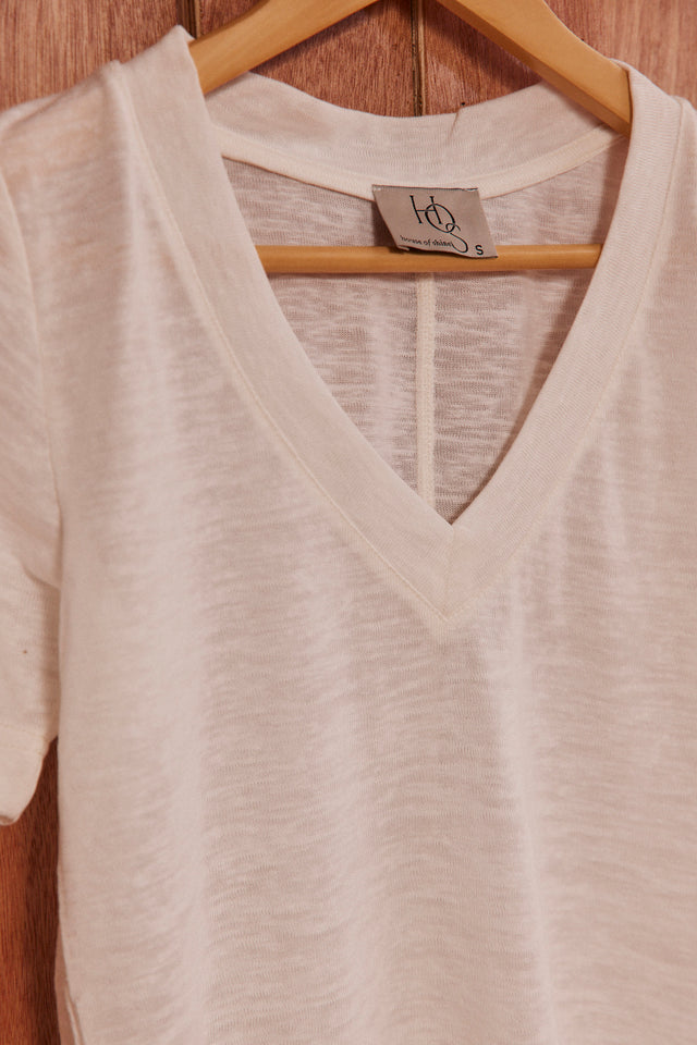 The Essential Linen - V Neck