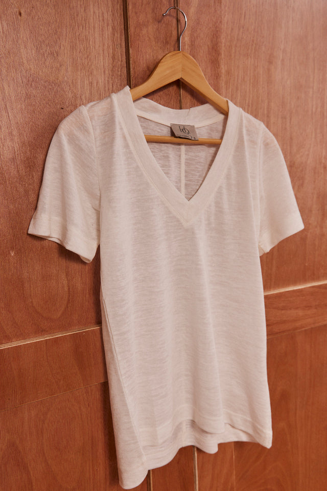 The Essential Linen - V Neck