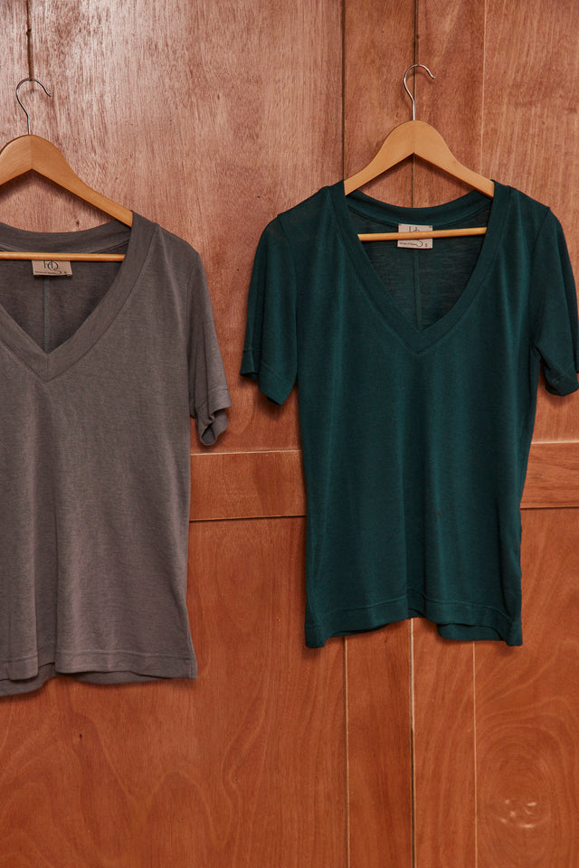 The Essential Linen - V Neck