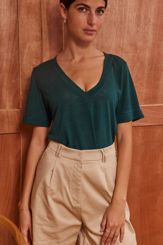 The Essential Linen - V Neck